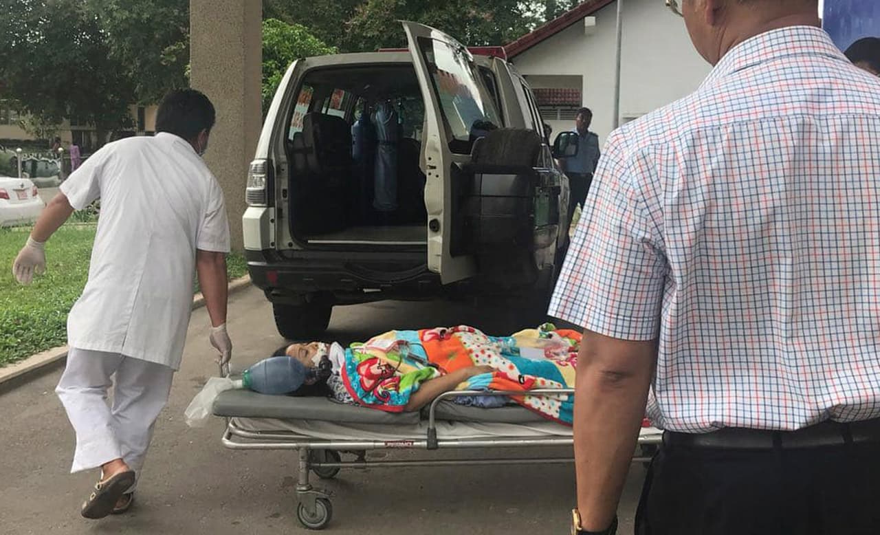 Ouk Phalla, de 39 años, llegó en condición crítica y aunque los médicos hicieron todo lo posible para salvarle la vida, poco después del accidente fue declarada muerta.