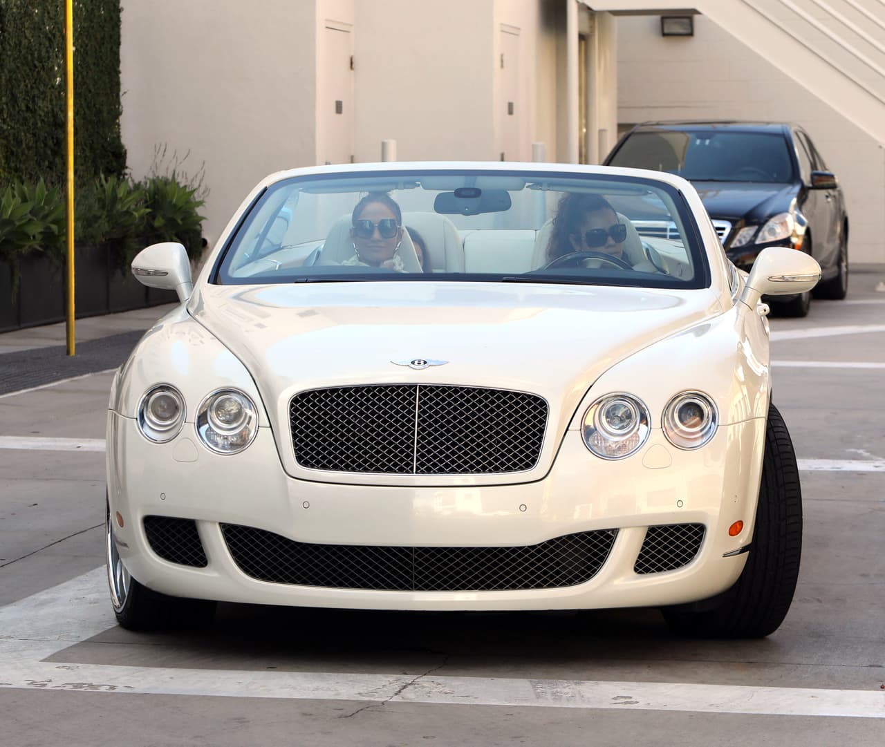 Los gustos de la cantante por los autos ingleses también alcanzan para un Bentley Continental GTC 2010, el cual tampoco conduce, pero disfruta en su modo descapotable.