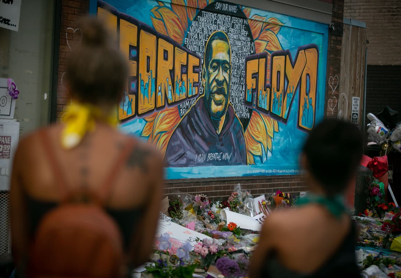 <b>Minneapolis, Minnesota.</b> Este mural fue pintado en el lugar donde murió Floyd, y se ha convertido en una imagen emblemática de las protestas y los funerales del afroestadounidense.