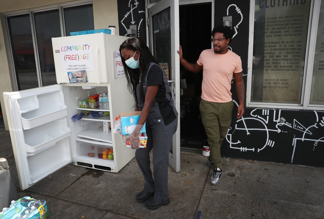 Una de las neveras está ubicada afuera de la tienda Roots Collective, en el 5505 del noroeste y la avenida 7, en Miami. 
<br>