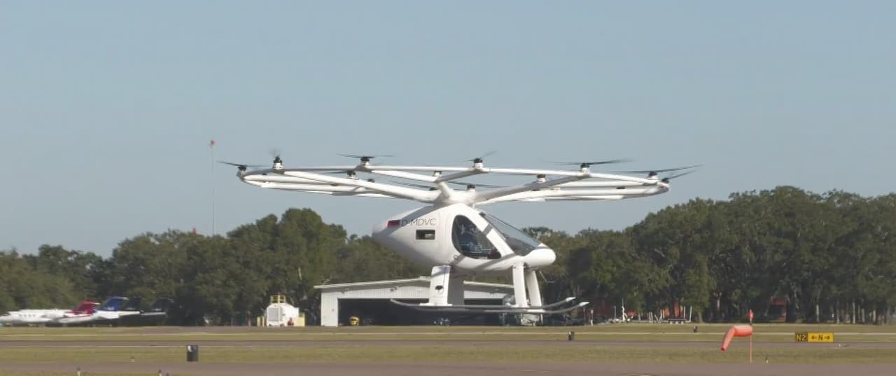 En el 
<b><a href="https://www.univision.com/temas/aeropuerto-internacional-de-tampa">Aeropuerto Internacional de Tampa</a></b> se realizó el vuelo de prueba del 
<b>primer taxi volador comercial, </b>que pronto podría representar una realidad para residentes y visitantes de la Bahía de Tampa. Los alcaldes de Tampa y St. Petersburg hablaron de lo que podría significar para aliviar la carga del tráfico en las carreteras. Un paso más haría falta para que este taxi cumpla con todos los permisos.