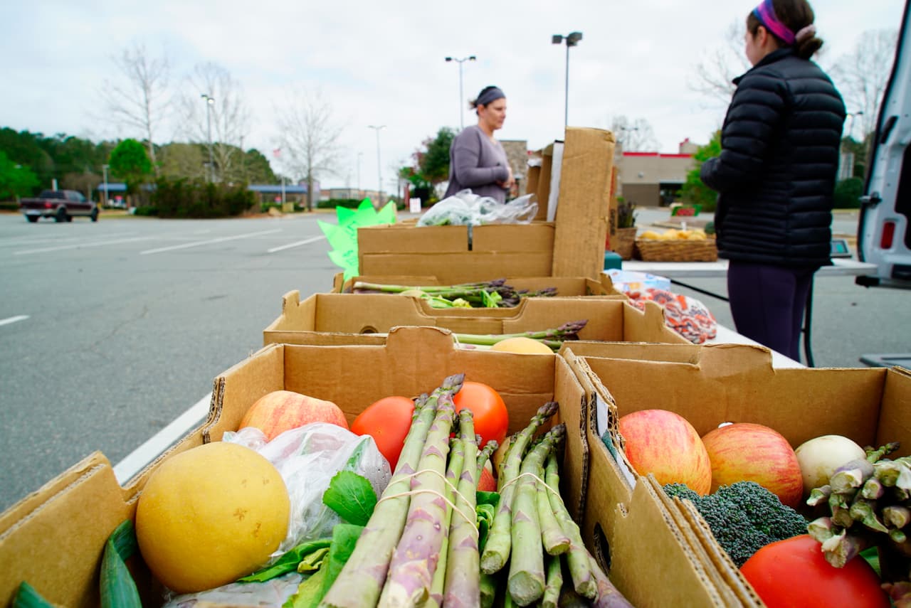 Finalmente, 
<b>a los compradores se les pide lavar bien a todos los productos y cultivos</b> que compran antes de su consumo. (AP/Allen G. Breed)