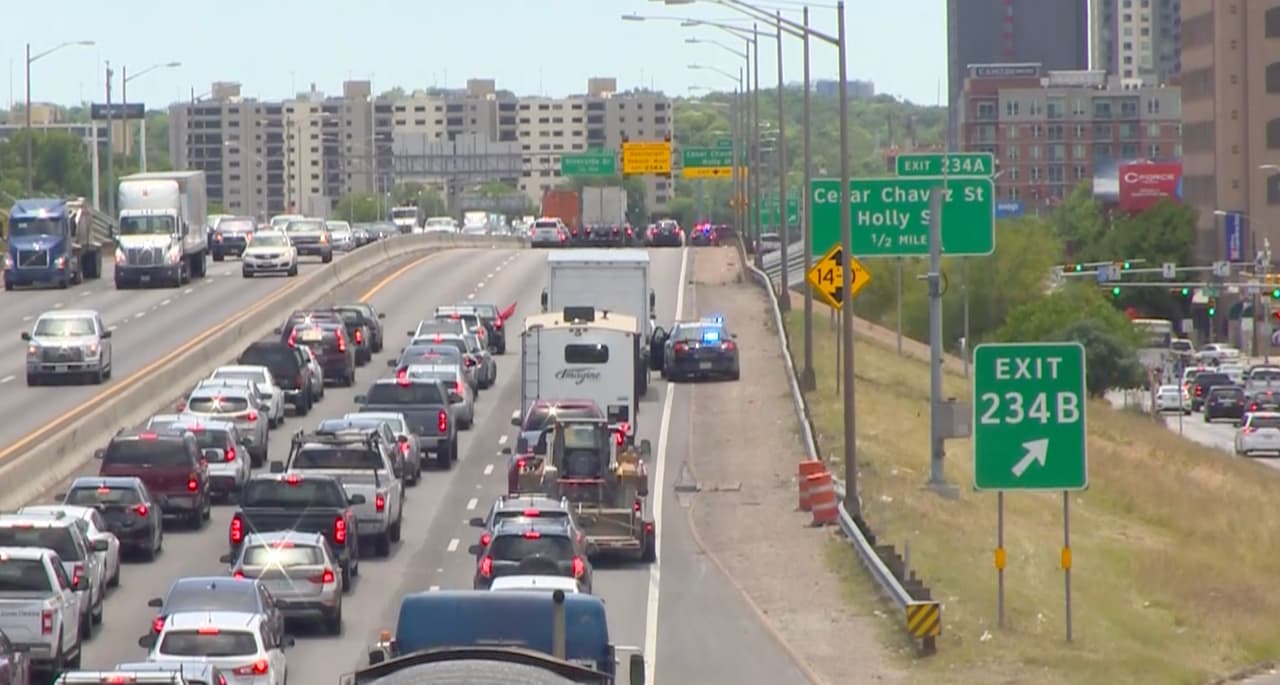 Detienen a 15 personas por obstruir la carretera I-35 al realizar manifestación en el centro de Austin