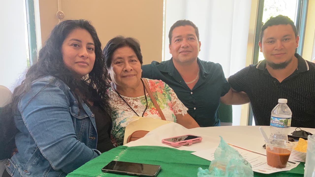 “Te quiero mucho… y gracias por estar aquí”. Estas fueron las palabras de Fátima Martínez (izq.) a su madre, a quien tenía poco más de 15 años de no ver en persona.