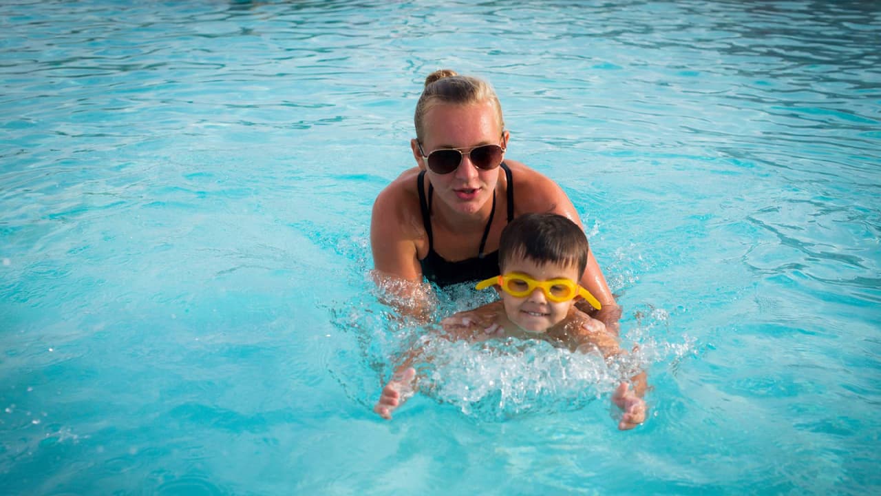 <b>Falcon Pool</b>
<br>Abierto de lunes a jueves, sábados y domingos de 12 p.m. a 6 p.m. Viernes cerrado.
<a href="https://goo.gl/maps/28ELwgKUGCk" target="_blank">3420 W. Roosevelt Street.</a> Teléfono: 602-262-6229. Niños gratis. Adultos $3.