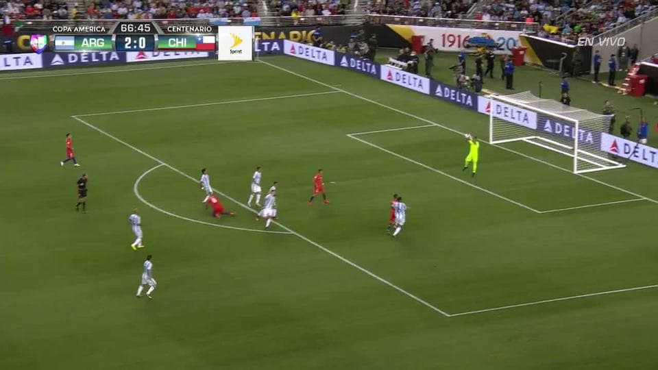 Uyy!! Arturo Erasmo Vidal Pardo dispara y para el portero