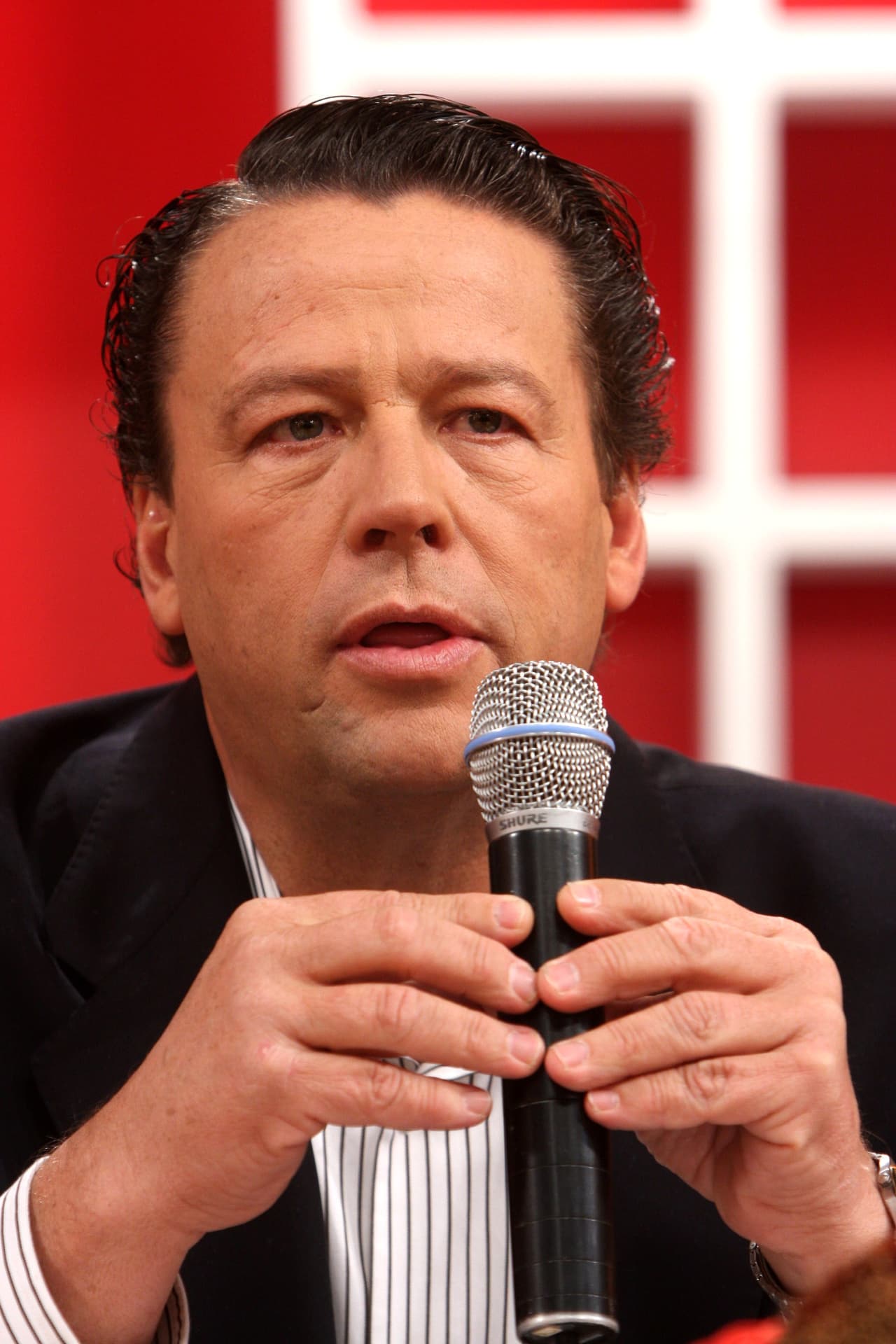 "Después de ese cambio entró Reynaldo López; él decidió que ya no siguiera (Adame), metió a 
<b>Arturo Peniche</b>, después a 
<b>Ernesto Laguardia</b> y me volvió a llamar”, aclaró Legarreta en declaraciones retomadas por 
<b><a href="https://www.informador.mx/entretenimiento/Andrea-Legarreta-enfrenta-el-escarnio-20190831-0102.html" target="_blank">el diario Informador</a></b>.