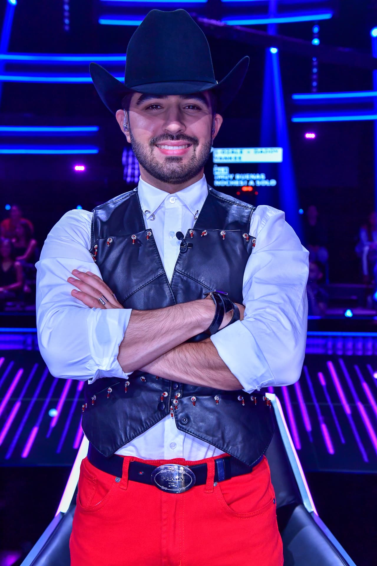 El chaleco negro y los pantalones rojos tuvieron un punto medular: la camisa blanca Burberry.