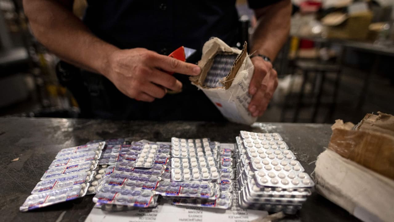 Condenan a una farmacéutica de 63 años por distribuir en Texas más de $1 millón en píldoras de opioides