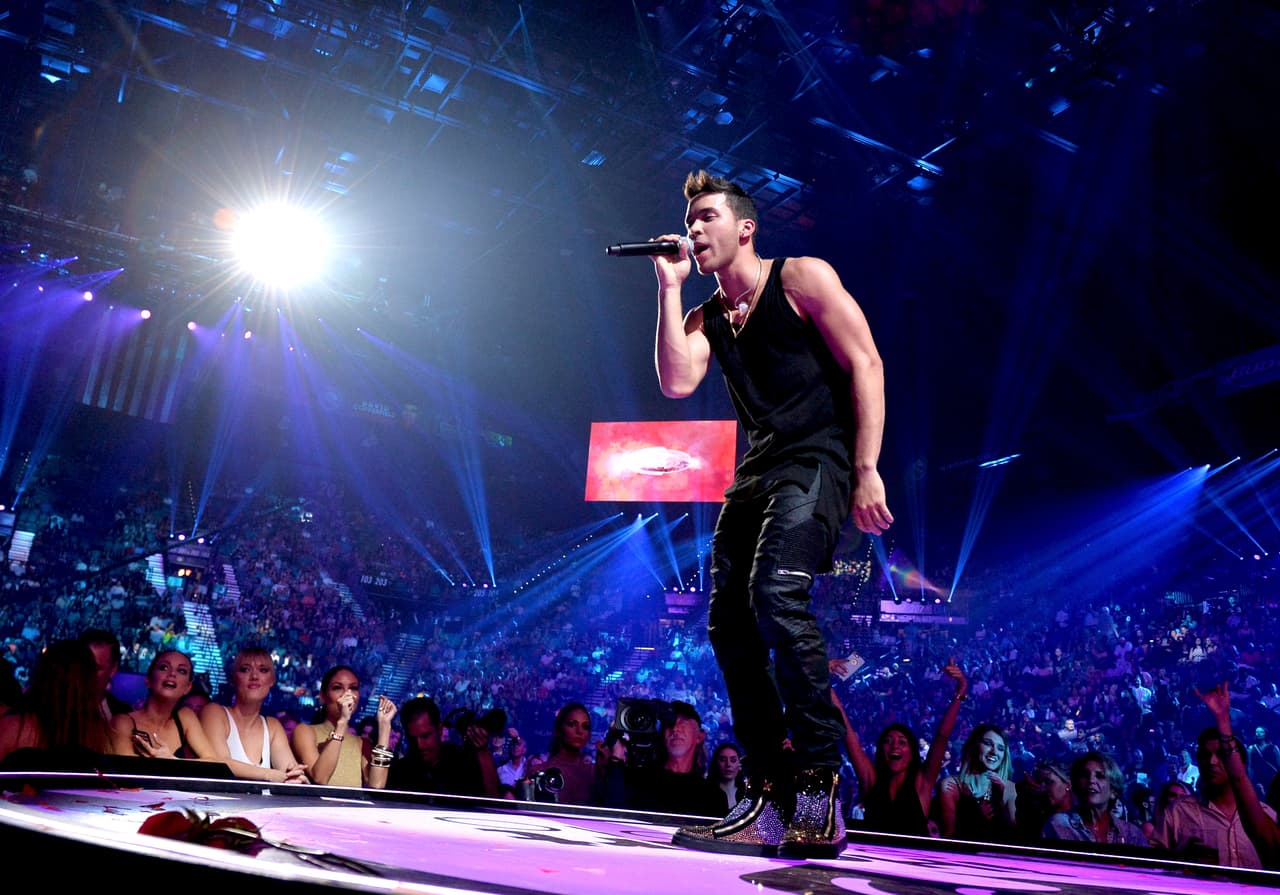 No muchos saben que en sus inicios cantaba en clubes, karaokes y actividades de la comunidad latina en Estados Unidos.