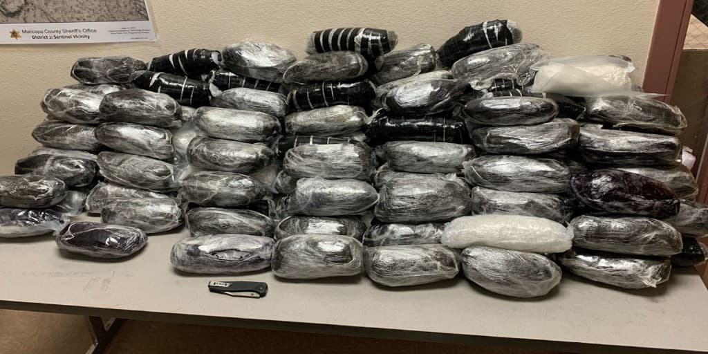 Gracias a ello, agentes hallaron que un vehículo estaba repleto de paquetes de metanfetamina.