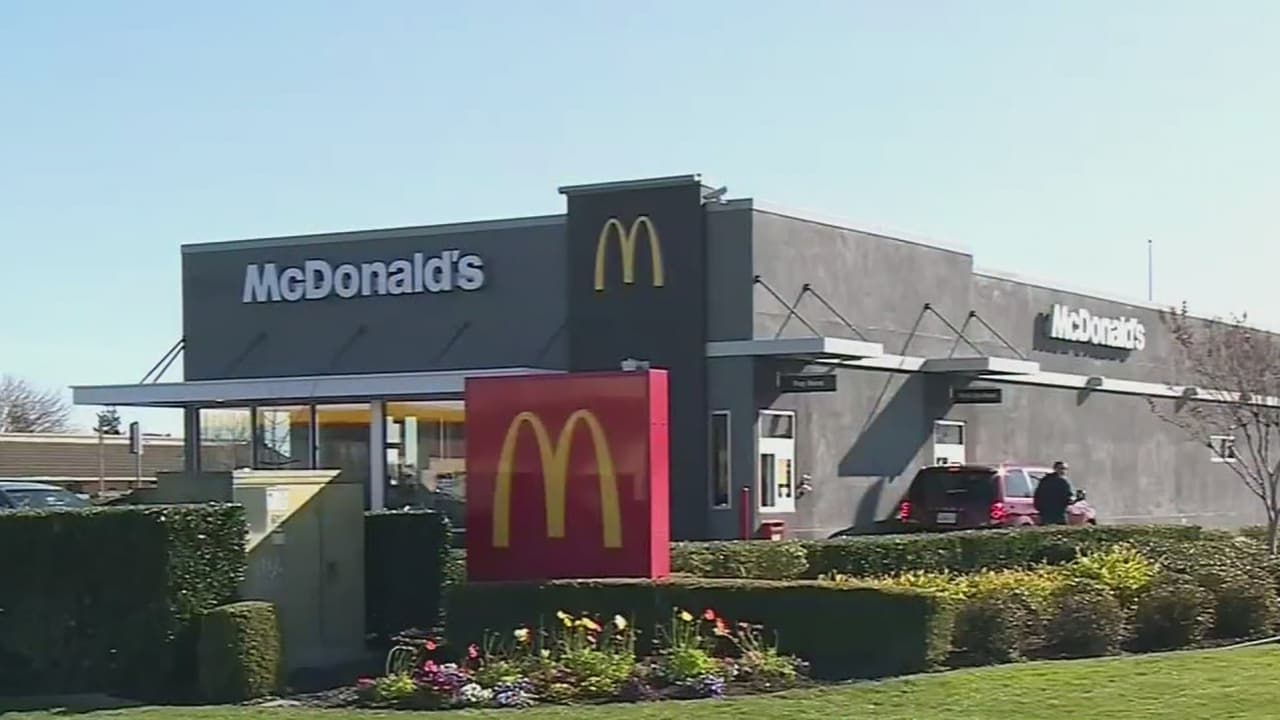 Empleados de McDonald’s salvan a una mujer de un hombre que había amenazado con matarla