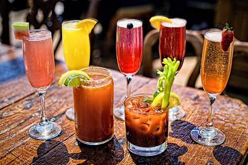 Restaurantes de Texas y ciertos bares podrán vender bebidas mixtas para llevar