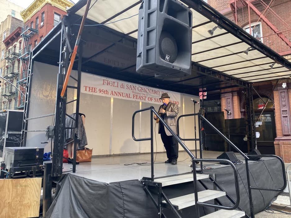 Johnny Mandolin fue uno de los artistas que se presentó en la tarima central del evento.