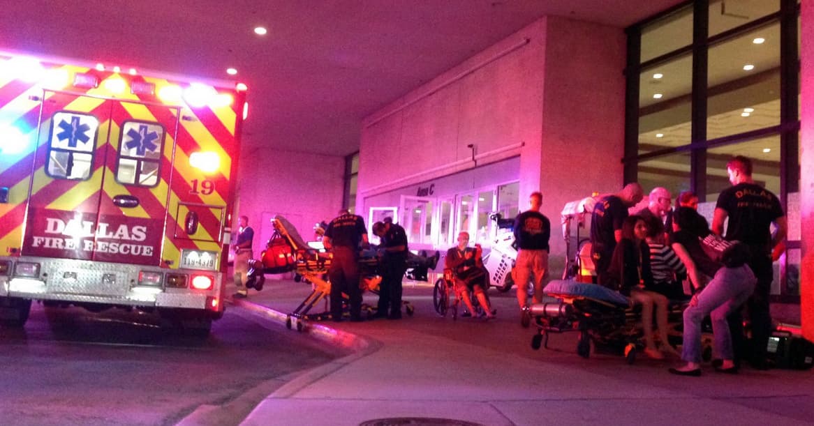 Decenas de lesionados en Dallas tras caminar sobre brasas en un evento de Tony Robbins 