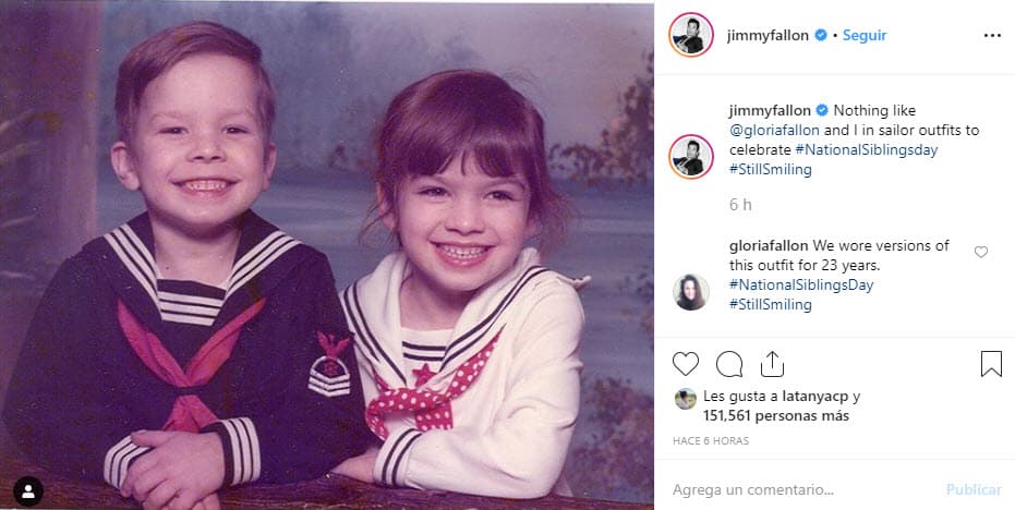 "Nada como Gloria y yo en trajes de marinero para celebrar el Día Nacional de los Hermanos. Seguimos sonriendo", se lee en Instagram.