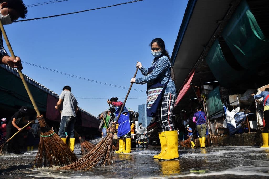 <b>Más espectacular, menos efectivo</b>. Las imágenes de limpieza de calles y espacios taparon durante los primeros meses de la pandemia la escasez de mascarillas y de otros elementos realmente importantes para contener el coronavirus. Los CDC denominan este fenómeno "falsa sensación de seguridad".