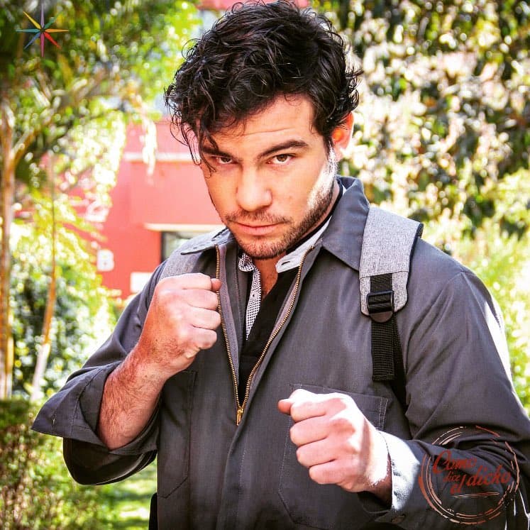 "Me enseñó a ser puntual, a llegar estudiado, a ser respetuoso, a colgar mi ropa, a ser profesional en general y eso es lo que hago hoy en día", indicó el joven actor de 28 años de edad.