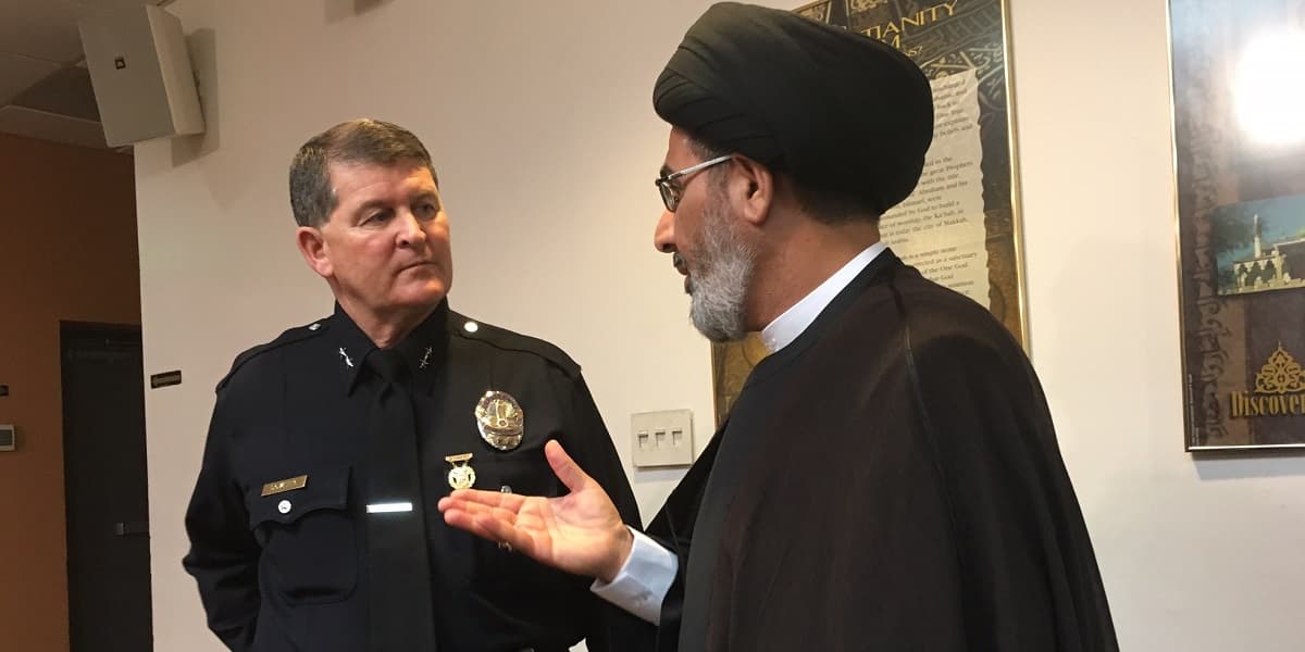 Michael Downing, del Buró Antiterrorista de la Policía de Los Ángeles, conversa con un líder de la comunidad musulmana en esta metrópoli.