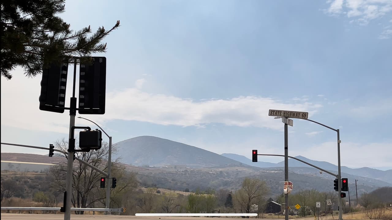 Los funcionarios forestales dijeron que el fuego está ardiendo a través de maleza y pino ponderosa.