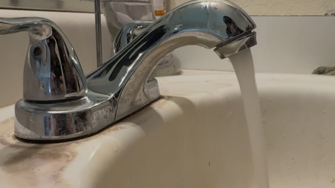 Así viven residentes de San Joaquín con agua mal estado; exigen una solución