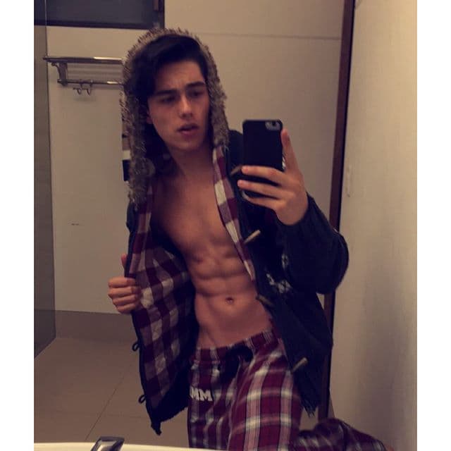 Su hijo es modelo, actor y músico, hace poco
<a href="http://www.univision.com/programas/novelas/barbara-mori-feliz-con-la-hija-de-sergio-mayer-mori"> se convirtió en papá de la pequeña Mila</a>.