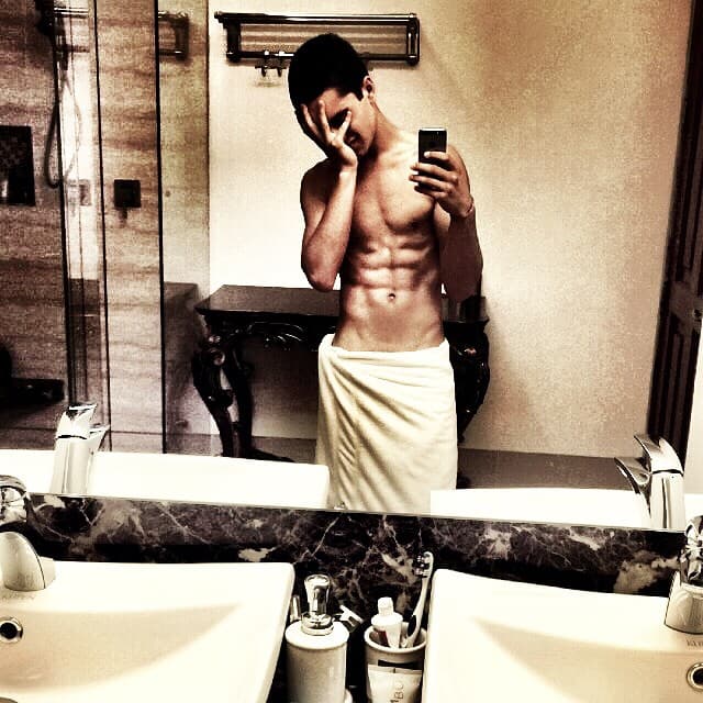 Muy apuesto, heredó la galanura de su padre.