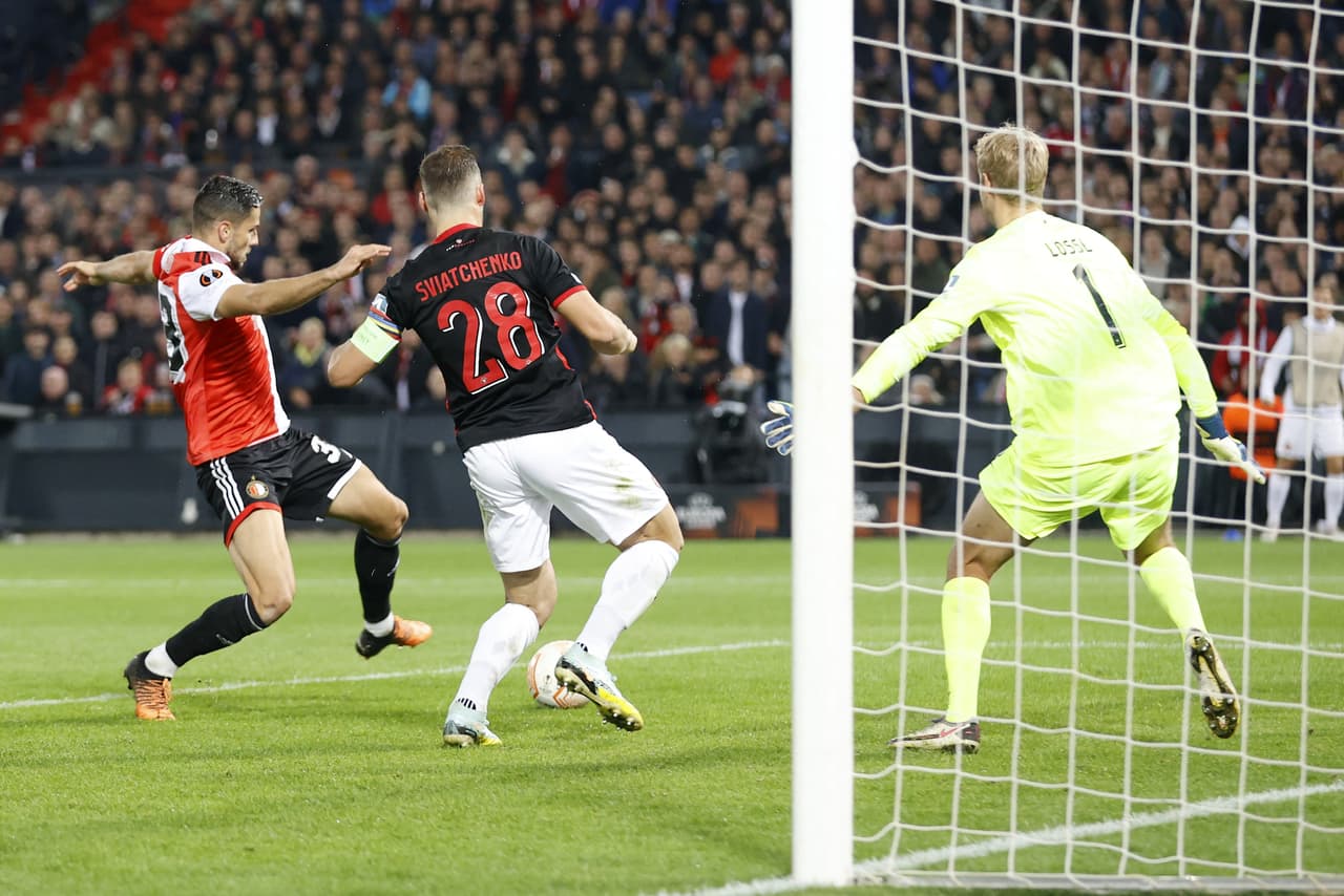 PSV triunfa con gol de Guti y Guardado hace historia en Europa League