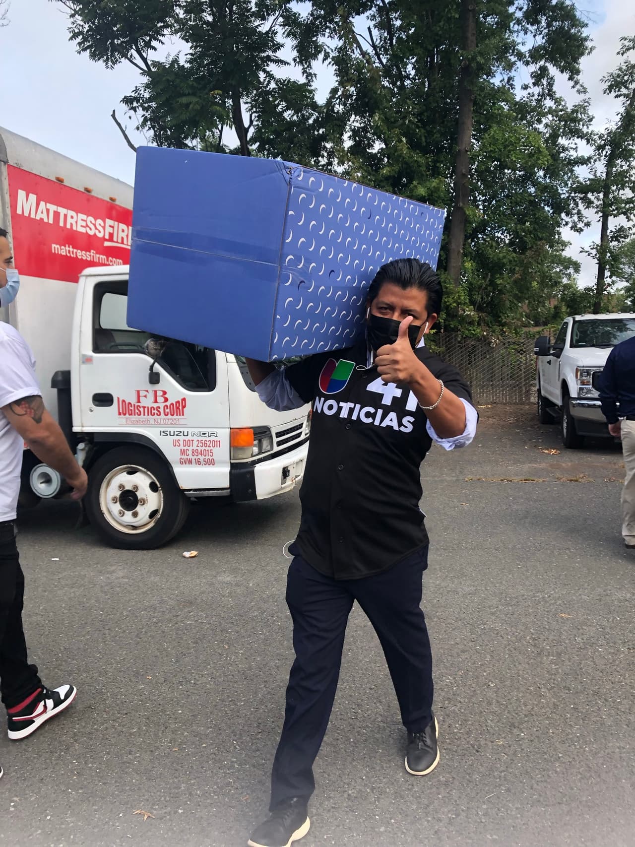 "Muy contento de poder ayudar", dijo Bill Tipacti, director de empoderamiento comunitario de Univision 41, durante una entrevista con 
<a href="https://www.univision.com/shows/despierta-america/felices-de-poder-ayudar-univision-41-ny-repartio-colchones-a-las-familias-afectadas-por-el-huracan-ida-video">Despierta América</a>.