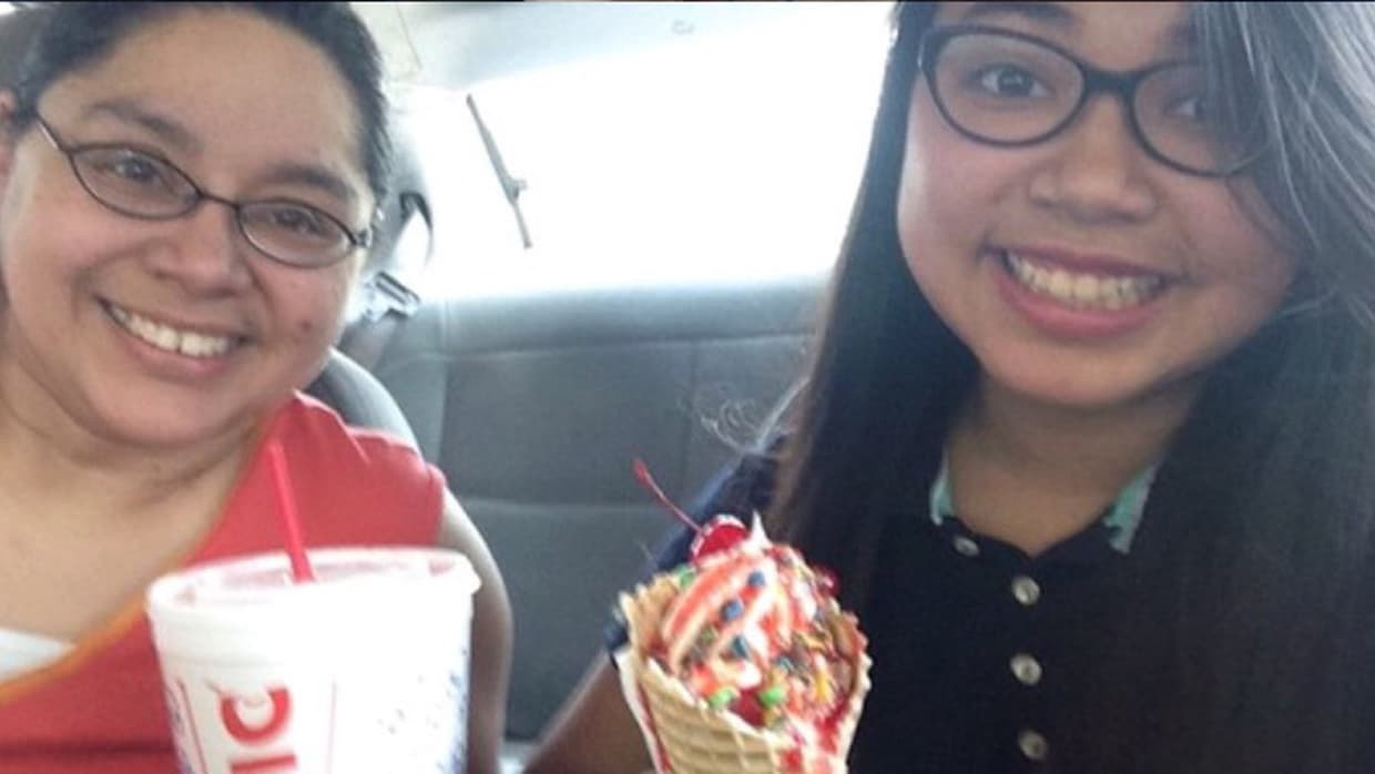 Al terminar ese año se tomaron otra igual: sonrientes, juntas.