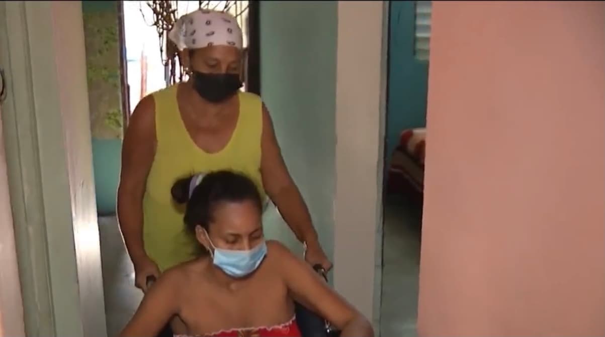 Incapaz de depender de sí misma, es la madre de Ana -del mismo nombre- quien ha tomado las riendas de sus cuidados, en medio de un ambiente desalentador en una casa de bajos recursos. 
<br>