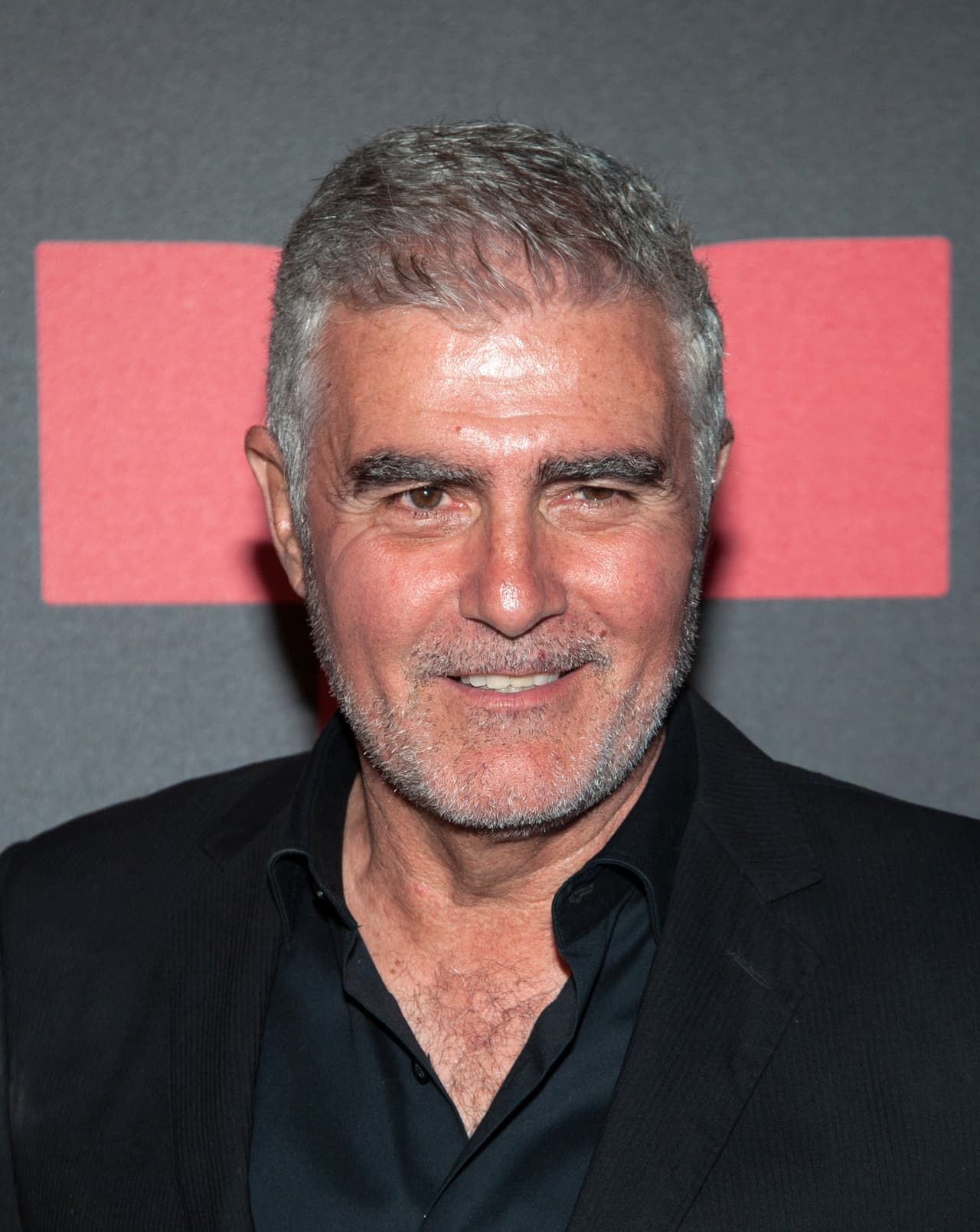 El actor argentino llegó a México en la década de los 80 y desde 1990 protagonizó diferentes telenovelas para Televisa. Lisazo continúa activo en el mundo de las telenovelas.