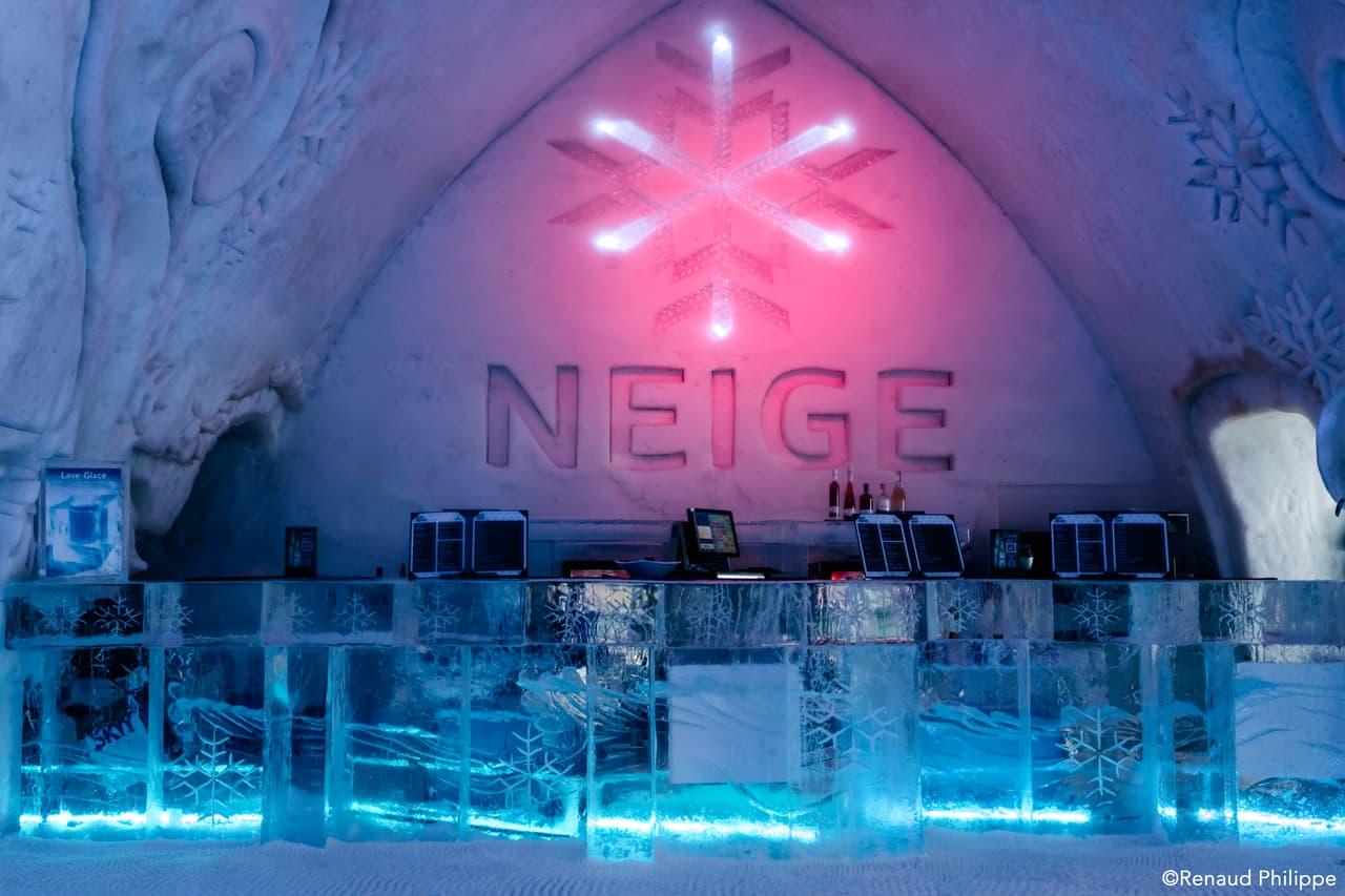 <b>Hotel D' Glace</b>
<br>Este hotel en Canadá, construido con bloques de hielo y nieve, abre durante los tres meses más crudos del invierno (entre enero y marzo) y cambia de diseño y decoración cada año. Además del spa, uno de sus atractivos es el Ice Bar y el Ice Café donde se sirven alimentos en vajillas hechas con hielo.