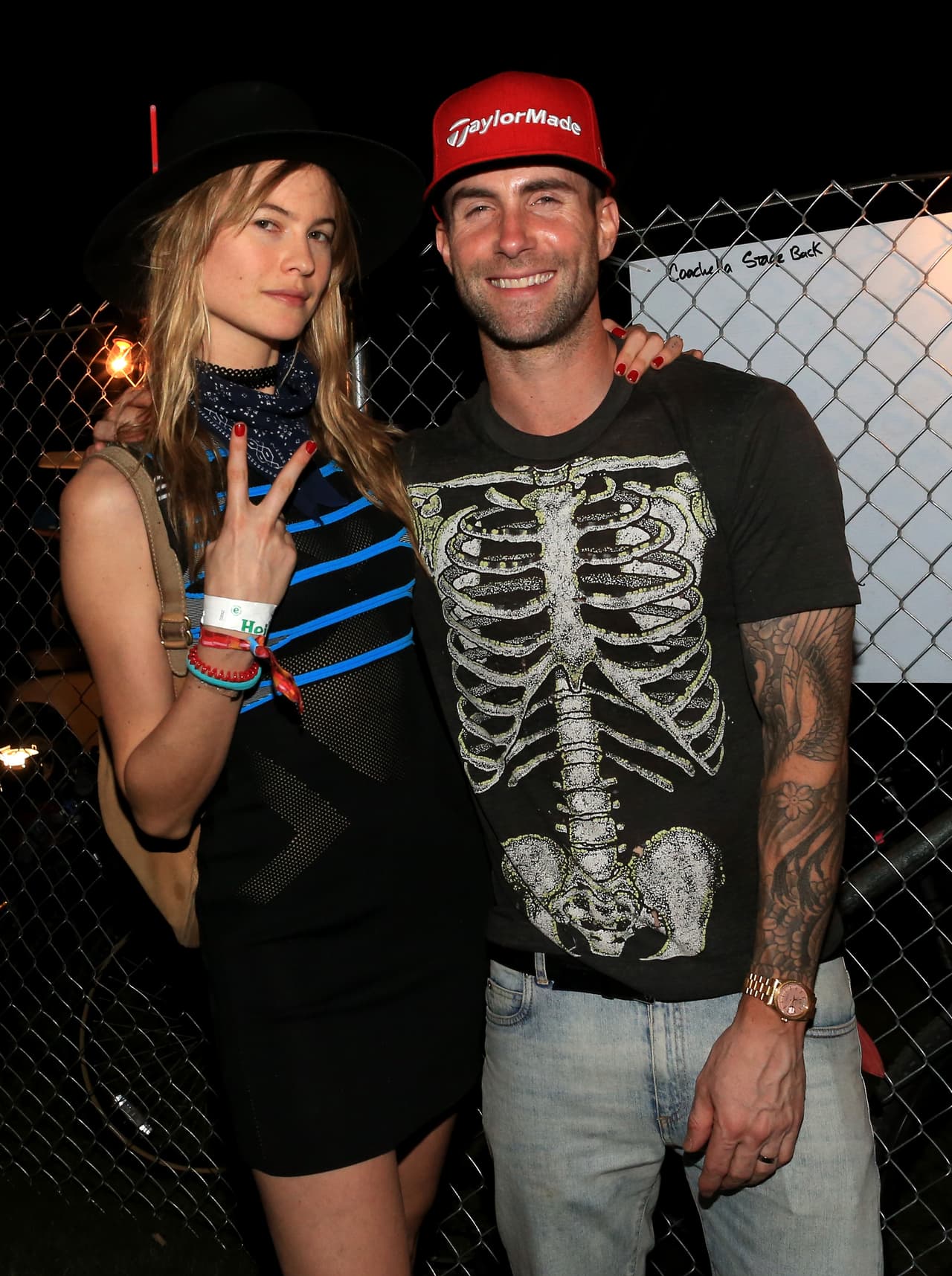 Adam Levine y Behati Prinsloo comparten primera foto de su bebé