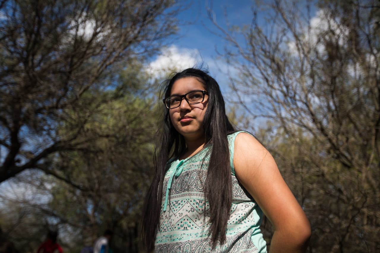 Janie Guadalupe López, 15, es de Houston y está en la zona de La Joya visitando a familiares. Cumplió 15 años en septiembre. “No quise celebrar porque no me gusta ponerme vestidos”, explica. Su padre, José Ortiz, 44, sí quería celebrarle fiesta y ya estaba ahorrando, “pero no quiere, quiere una troca”.