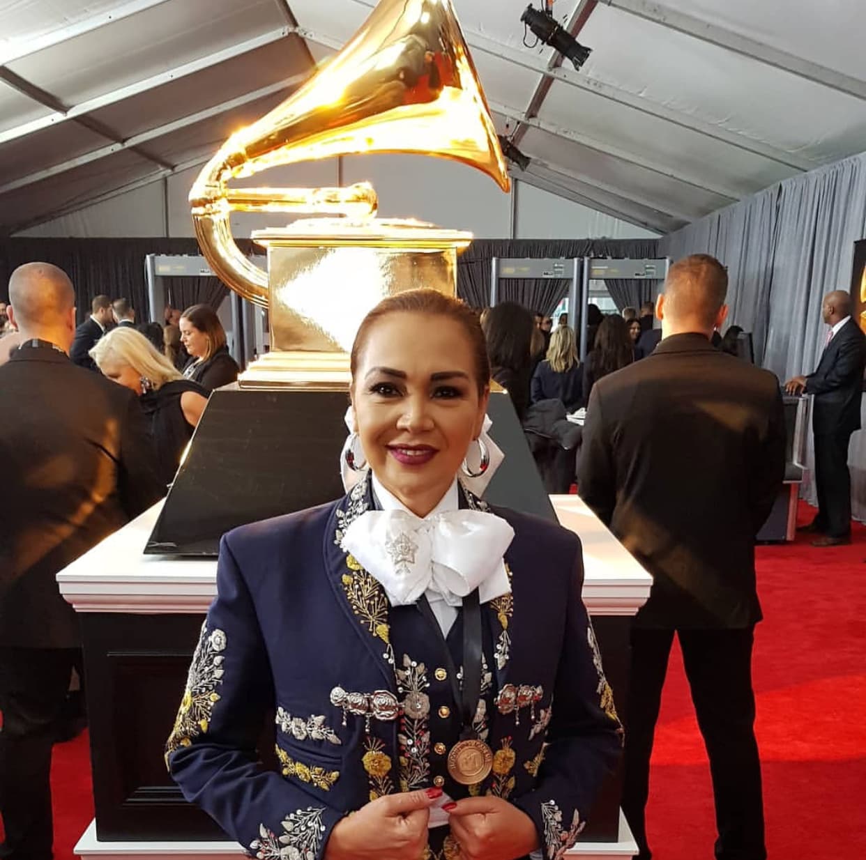 La música regional mexicana también se hizo presente y
<b><a href="https://www.univision.com/musica/regional-mexicano/su-grammy-no-fue-lo-unico-que-aida-cuevas-compartio-con-la-banda-el-recodo-fotos">Aida Cuevas</a></b> fue una de las nominadas.