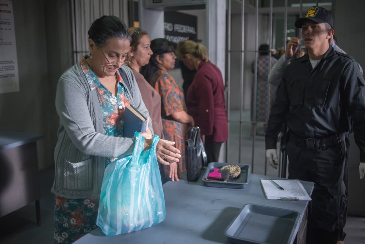 La primera vez que fue le llevó algunos recipientes con su comida favorita, pero no imaginó lo que le esperaría en el lugar.