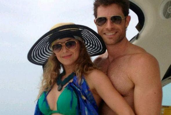 El amor entre ambos también surgió en la obra 'Perfume de gardenia'. "(Aracely) 
<b><a href="https://www.univision.com/entretenimiento/chismes/se-acabo-el-amor-entre-sebastian-rulli-y-aracely-arambula" target="_blank">es una mujer bellísima</a></b> por dentro y por fuera. Su belleza interior supera a la exterior. Ella me ha enseñado que los valores son básicos en todos los sentidos", dijo el actor en abril de 2013 en entrevista para People en Español. 
<br>