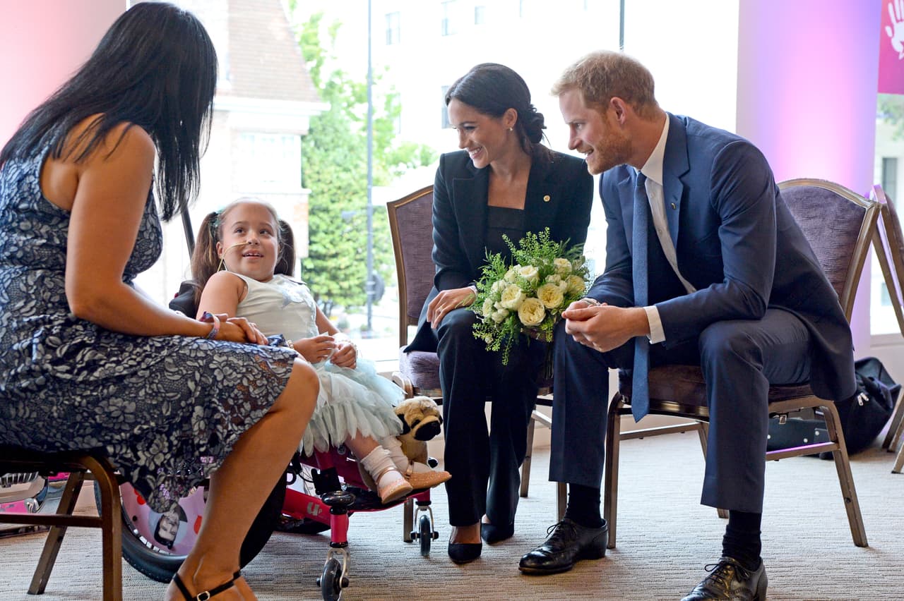 La pequeña le regaló un arreglo de rosas blancas a Meghan Markle, quien desprendió una de ellas y se la regaló para que la guardara en su cofre de memorias especiales.