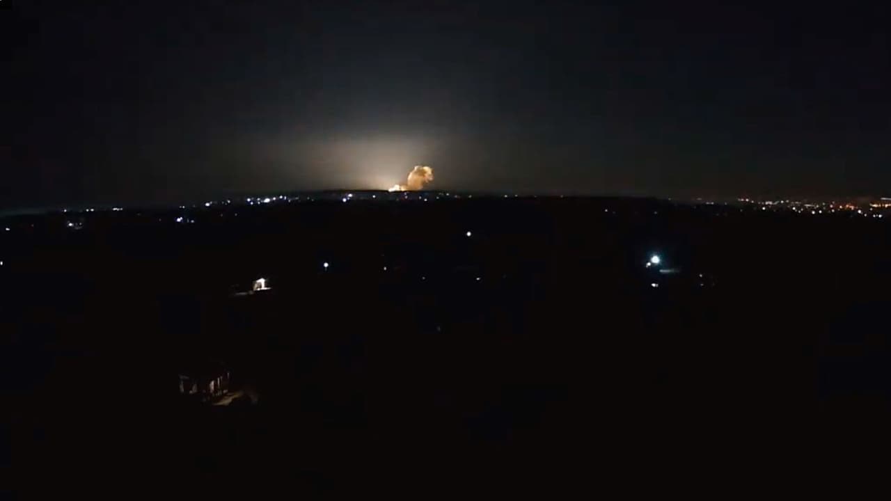 Video: El presidente ruso Vladimir Putin anunció el despliegue de una "operación militar" especial en Ucrania y llamó a las fuerzas armadas de ese país a "deponer las armas". Poco después se registraron las primeras explosiones. Más noticias 
<a href="https://www.univision.com/noticias/mundo/el-presidente-vladimir-putin-anuncia-operacion-militar-en-ucrania" target="_blank">aquí</a>.