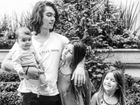 El abuelo de Mila volvió a reaccionar a las declaraciones de Subtil, ahora a través de Twitter, donde dijo estar sorprendido ante los dichos de la modelo y pidió no mezclar los problemas con su hijo con la posibilidad de que la recién nacida conviviera con sus tías y sus abuelos, además le dijo que contara con ellos para lo que necesitara.