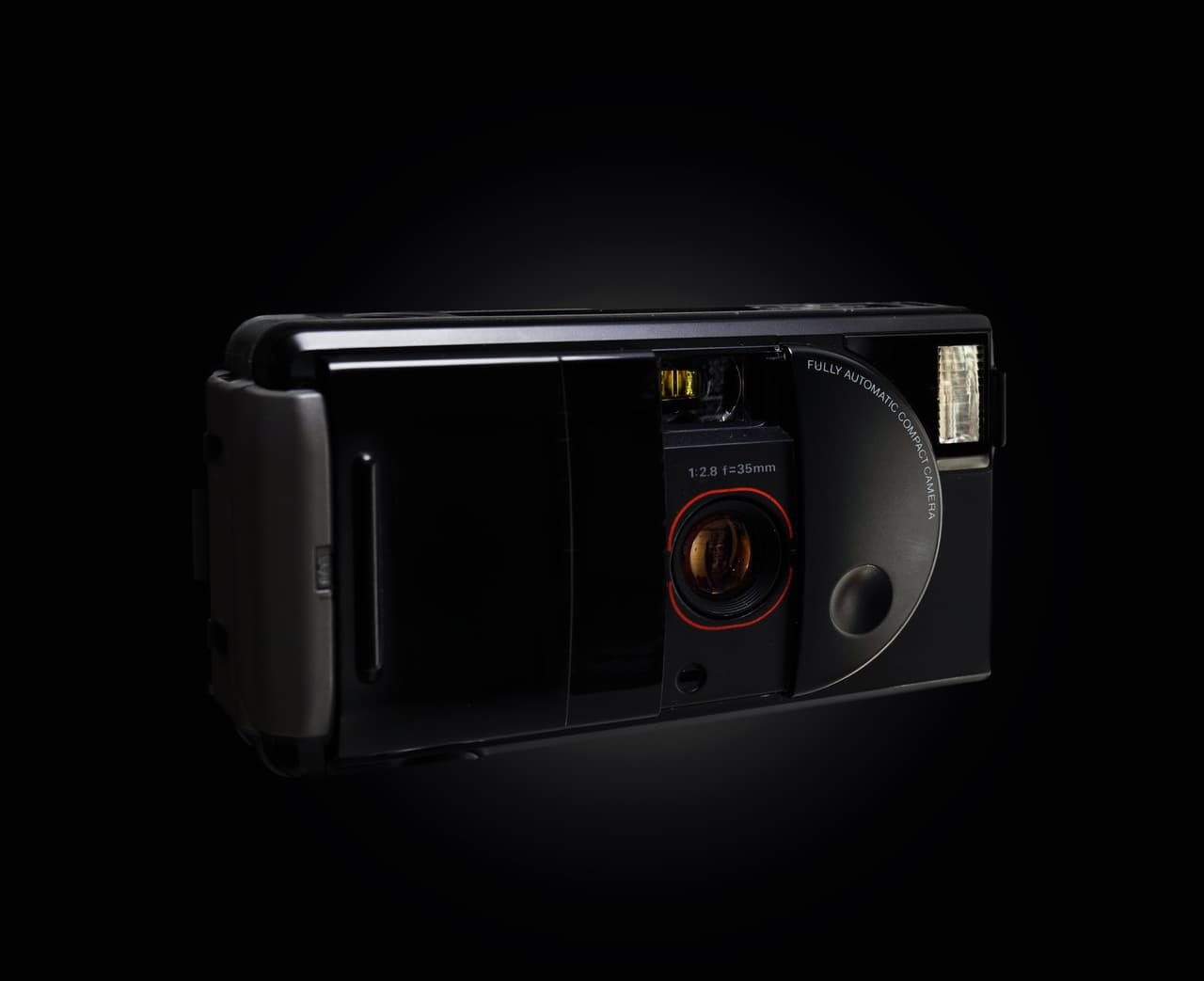 <b>Cámaras ‘point and shot’. </b>En la década de 1970 las tecnológicas comenzaron a desarrollar aparatos sencillos y fáciles de operar que masificaron la fotografía amateur en todo el mundo, convirtiéndola en un fenómeno universal. La función automática de las cámaras ‘apunta y dispara’ permitían que cualquier persona, aún sin el mínimo conocimiento de la técnica fotográfica, pudiera hacer buenas imágenes. Las tiendas de revelado, que hoy prácticamente no existen, se propagaron por todo el mundo y competían por la clientela ofreciendo revelar los rollos de película cada vez en menos tiempo. El concepto del ‘Point and Shot” se adaptó a la fotografía digital y convivió con los primeros teléfonos celulares que hacían fotos, pero de muy baja calidad. Hoy en día las personas toman las fotografías con sus teléfonos y los fabricantes de cámaras han dejado de invertir en este tipo de equipos y se han concentrado en los dispositivos de uso profesional.