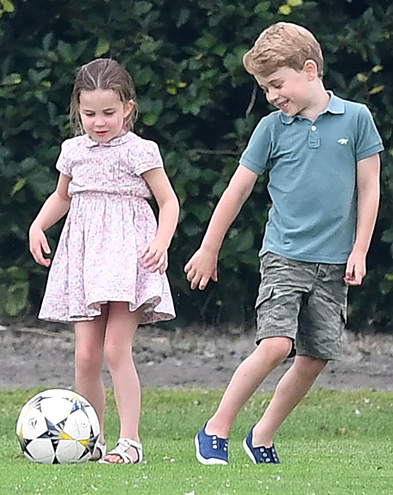 De acuerdo con The Sun, el costo del colegio Thomas's Battersea es de 19,287 libras esterlinas al año (
<b>23,494 dólares</b>), pero a la princesa Charlotte le cobrarán 18,915 libras esterlinas al año (
<b>23,041 dólares</b>) ya que obtiene un descuento porque su hermano George asiste al mismo colegio. 
<br>