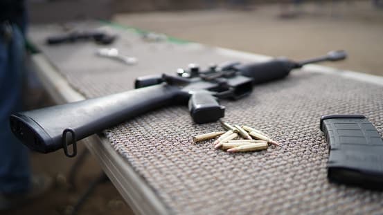 <b>Orden número 1:</b> Dentro de los treinta días de esta orden, el Departamento de Seguridad Pública de Texas desarrollará preguntas de admisión estandarizadas que pueden ser utilizadas por todas las agencias policiales de Texas para identificar mejor si una persona que llama a la agencia tiene información que debe ser reportada al red de informes de actividad sospechosa.