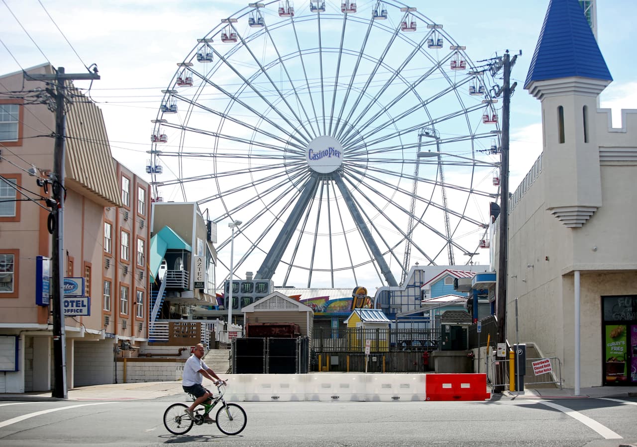 Una persona en bicicleta pasa por el paseo marítimo de Seaside Heights.