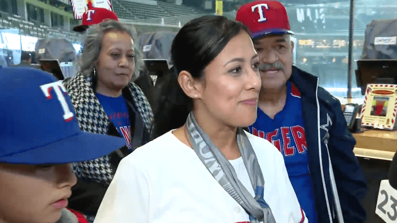 “Estábamos esperando desde el 2011, así que esta es una gran victoria”, dijo una mujer que venía desde Grand Prairie. “Han hecho historia”, dijo otra mujer del público feliz de ver a su equipo ganar en un watch party que tuvo lugar en el estadio Globe Life Field.