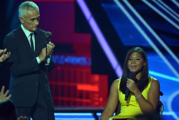 Después entregó la beca de $50 mil dólares al la estudiante dominicana Johileny Meran.