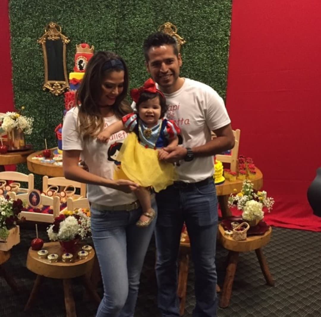 La pequeña tiene la fortuna de tener unos papis entregados a la familia y para celebrar su primer cumpleaños organizaron una fantástica fiesta con temática de princesas a la que asistieron las personas más allegadas en su vida.