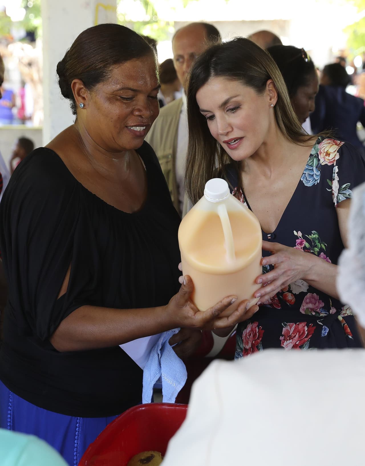 Mientras que en la tierra de la poeta y educadora Salomé Ureña, la reina 
<b>recibía muestras de cariño</b> al compartir con las mujeres que participan en las iniciativas que se gestan en la cooperativa de cultivo de banano orgánico, en Los Tramajos.