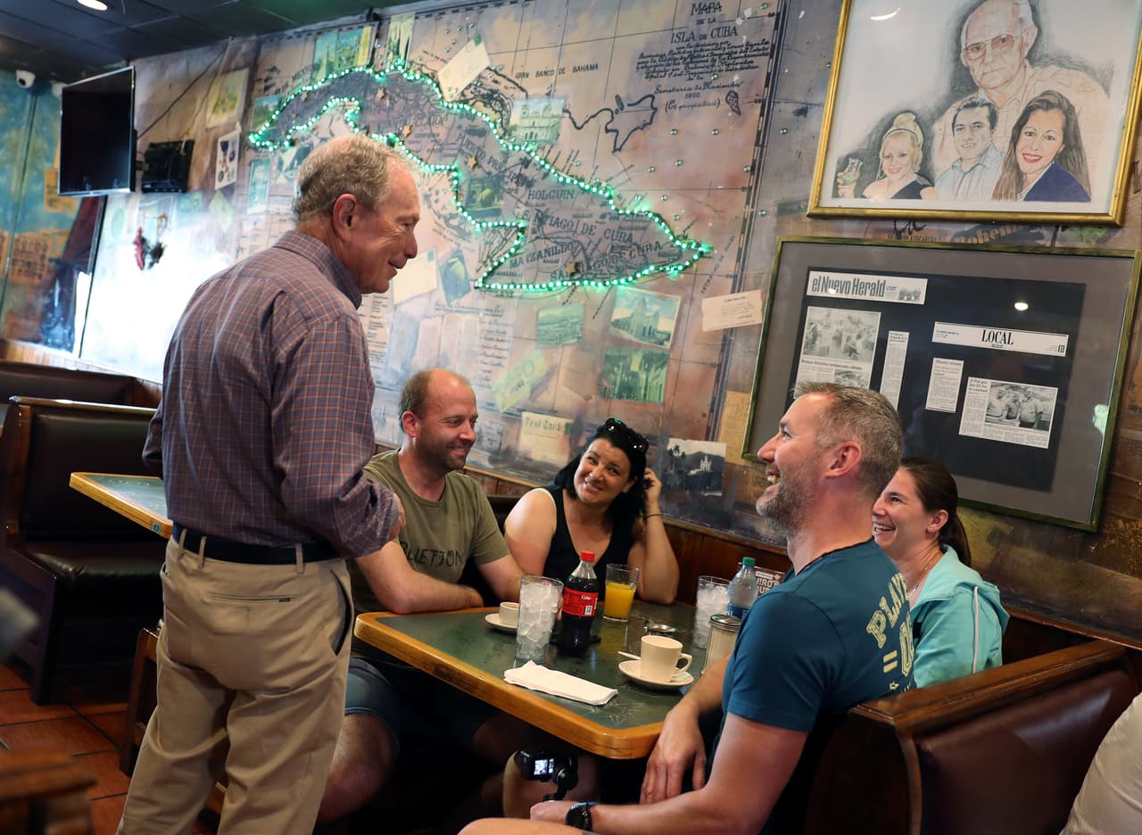 El precandidato demócrata Michael Bloomberg en un restaurante de la Pequeña Habana en Miami, Florida, el 3 de marzo del 2020.